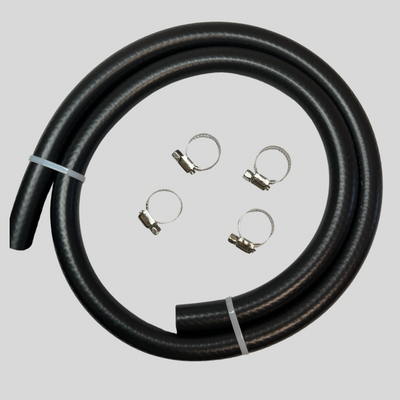 カワサキZ系布巻オイルクーラーホース2m with durable black fabric-wrapped design, includes four metal clamps for secure installation. Ideal for Kawasaki Z series oil cooler systems.