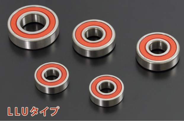 Five metal bearings with red rubber seals on a black background, featuring the text 'LLUタイプ'.