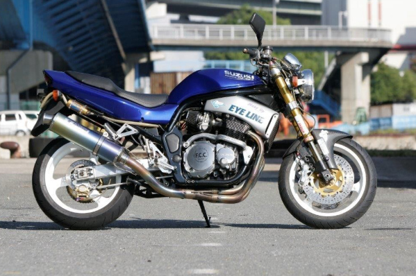 Blue Suzuki motorcycle on a road with a blurred background