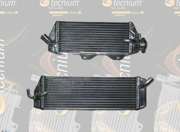 Two motorcycle radiators on a gray background with 'tecnium' branding.