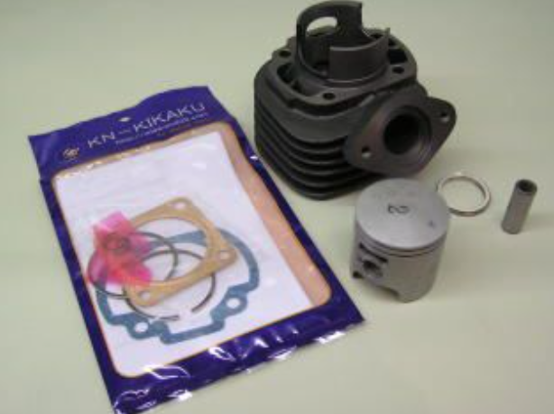 Engine parts including a piston and rings on a white background with Kikaku packaging.